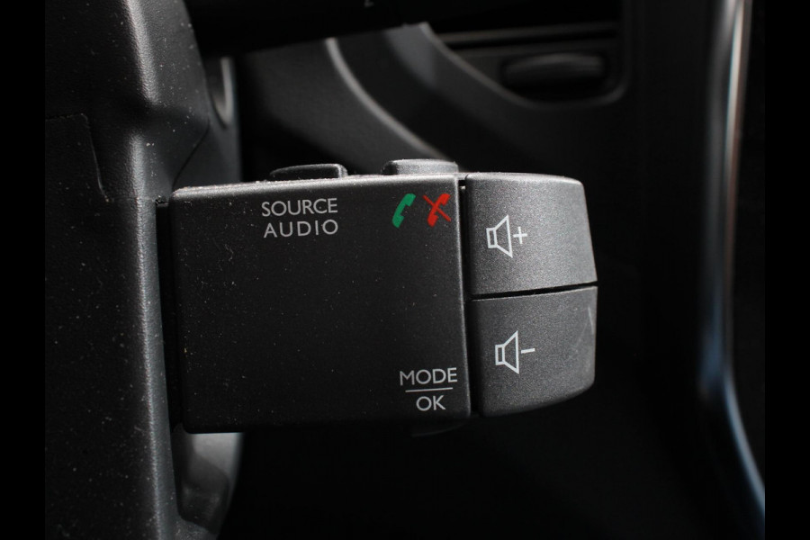 Renault Captur 1.3 TCe Intens Automaat Climate control, Navigatiesysteem, Achteruitrijcamera LM velgen Trekhaak