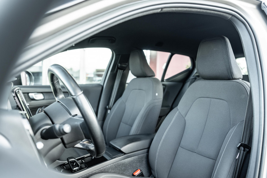 Volvo XC40 Recharge Core | 70 KWH | AppleCar/Android | Camera | 19"LMV | Eerste eigenaar | Zwarte hemel