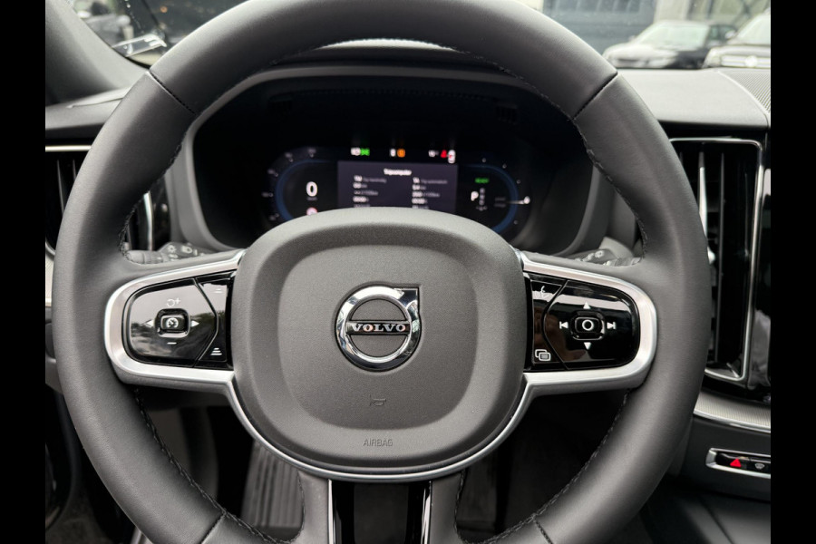Volvo XC60 2.0 T6 Plug-in hybrid AWD Plus Black Edition SOH 100% | HARMAN KARDON| PANO| CAMERA | STOEL + STUURVERWARMING| PILOT ASSIST| MEMORY STOELEN| ACHTERBANK VERWARMD|