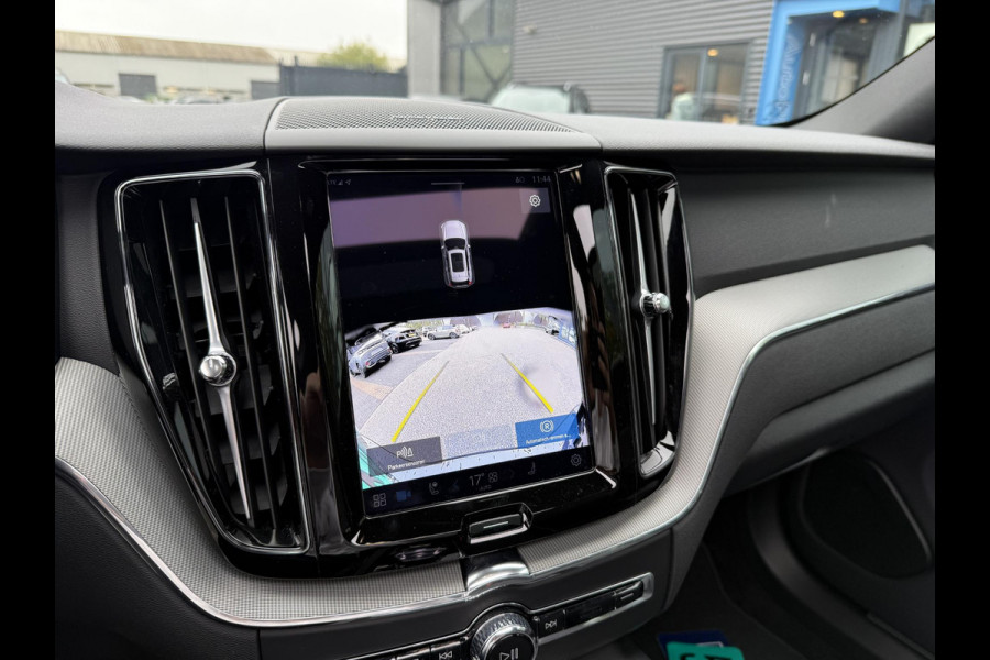 Volvo XC60 2.0 T6 Plug-in hybrid AWD Plus Black Edition SOH 100% | HARMAN KARDON| PANO| CAMERA | STOEL + STUURVERWARMING| PILOT ASSIST| MEMORY STOELEN| ACHTERBANK VERWARMD|