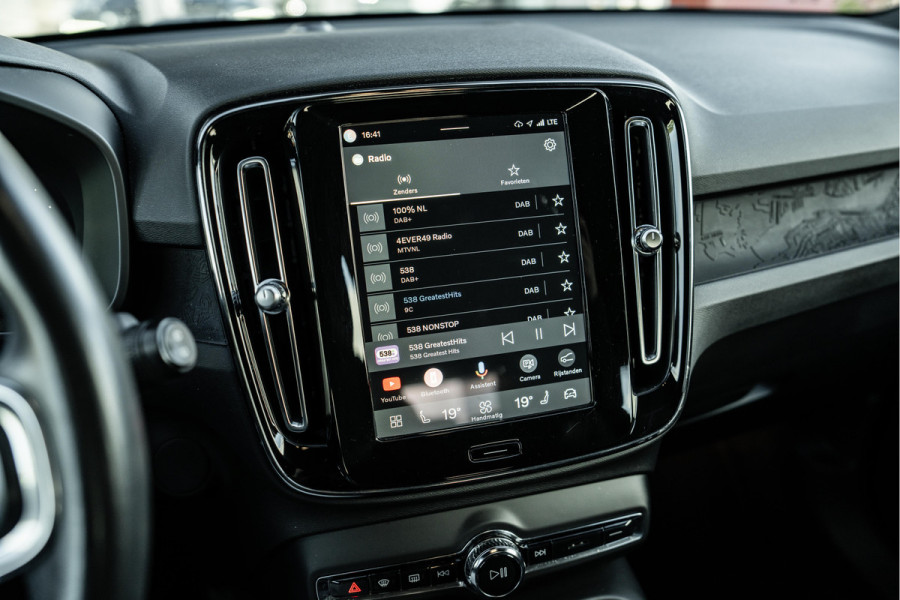 Volvo XC40 Recharge Core | 70 KWH | AppleCar/Android | Camera | 19"LMV | Eerste eigenaar | Zwarte hemel