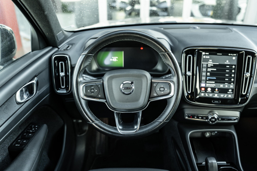 Volvo XC40 Recharge Core | 70 KWH | AppleCar/Android | Camera | 19"LMV | Eerste eigenaar | Zwarte hemel