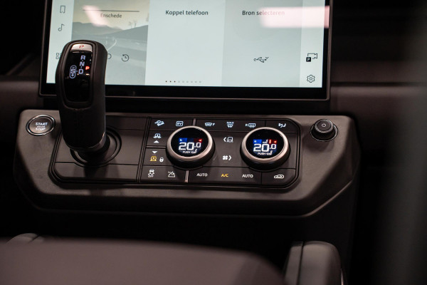 Land Rover Defender 110 2.0 P300e 110 X-Dynamic SE *Meridian / Luchtvering / Panorama / Memory / Surround-View / Winterpakket*