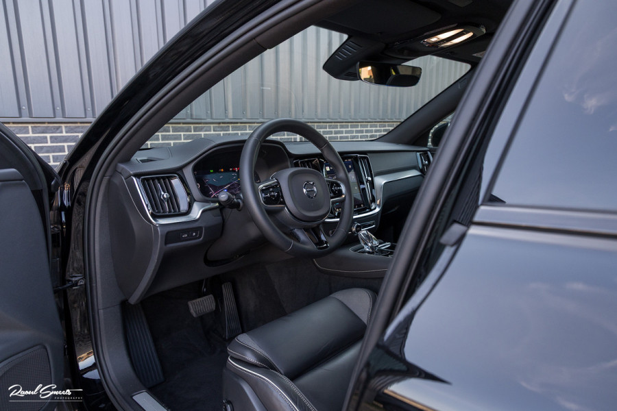 Volvo V60 2.0 T8 Plug-in hybrid AWD Ultimate Dark | Panoramadak | Adaptieve cruise | Blis | Memory | Harman Kardon |