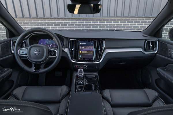 Volvo V60 2.0 T8 Plug-in hybrid AWD Ultimate Dark | Panoramadak | Adaptieve cruise | Blis | Memory | Harman Kardon |