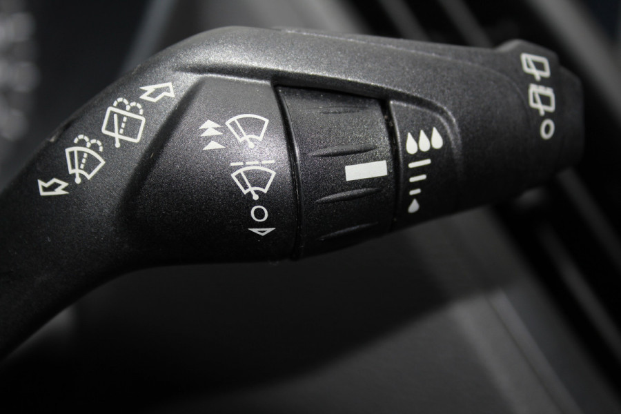 Ford Kuga 1.5-150pk EcoBoost ST-Line. Nette goed onderhouden wagen voor nog jaren rijplezier ! Trekgewicht 2.000kg ! Autm. airco dual, cruise control, stoel-, stuur- en voorraamverw., LM wielen, r/cd, navigatie, telefoonvoorb., pdc v+a etc.