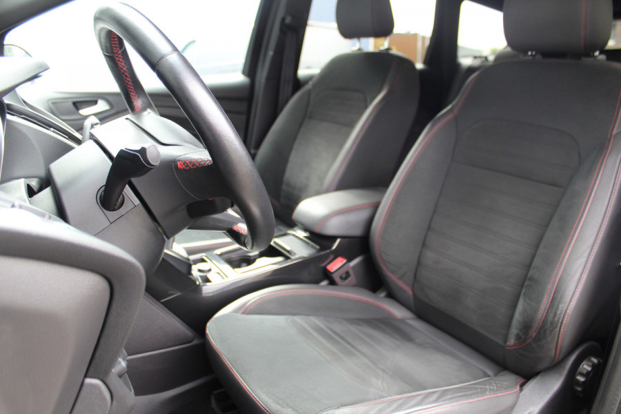 Ford Kuga 1.5-150pk EcoBoost ST-Line. Nette goed onderhouden wagen voor nog jaren rijplezier ! Trekgewicht 2.000kg ! Autm. airco dual, cruise control, stoel-, stuur- en voorraamverw., LM wielen, r/cd, navigatie, telefoonvoorb., pdc v+a etc.
