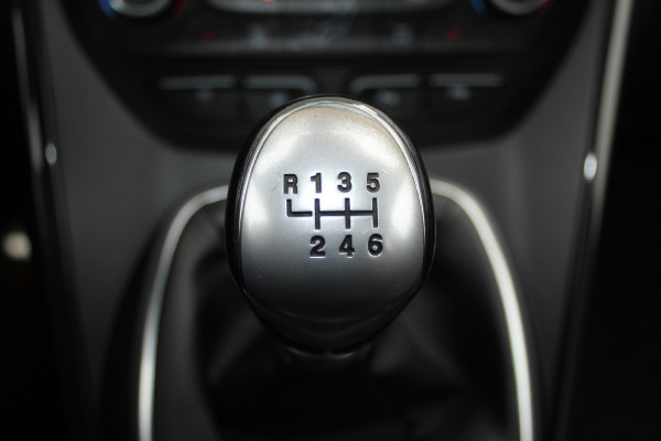 Ford Kuga 1.5-150pk EcoBoost ST-Line. Nette goed onderhouden wagen voor nog jaren rijplezier ! Trekgewicht 2.000kg ! Autm. airco dual, cruise control, stoel-, stuur- en voorraamverw., LM wielen, r/cd, navigatie, telefoonvoorb., pdc v+a etc.