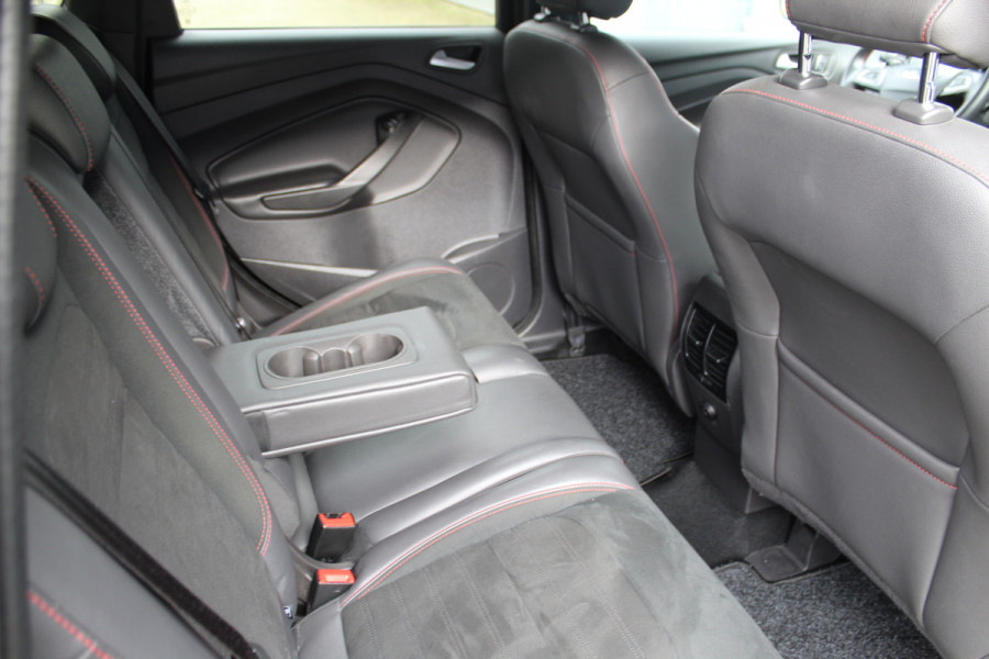 Ford Kuga 1.5-150pk EcoBoost ST-Line. Nette goed onderhouden wagen voor nog jaren rijplezier ! Trekgewicht 2.000kg ! Autm. airco dual, cruise control, stoel-, stuur- en voorraamverw., LM wielen, r/cd, navigatie, telefoonvoorb., pdc v+a etc.