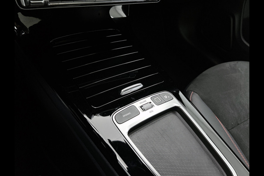 Mercedes-Benz CLA-Klasse 250 e Business Solution AMG Trekhaak | AMG Line | Night Pakket | Panorama Schuif-Kanteldak | Parkeerpakket met achteruitrijcamera | Sfeerverlichting. Inclusief 24 maanden MB Certified garantie voor Europa.