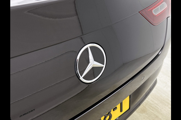 Mercedes-Benz CLA-Klasse 250 e Business Solution AMG Trekhaak | AMG Line | Night Pakket | Panorama Schuif-Kanteldak | Parkeerpakket met achteruitrijcamera | Sfeerverlichting. Inclusief 24 maanden MB Certified garantie voor Europa.