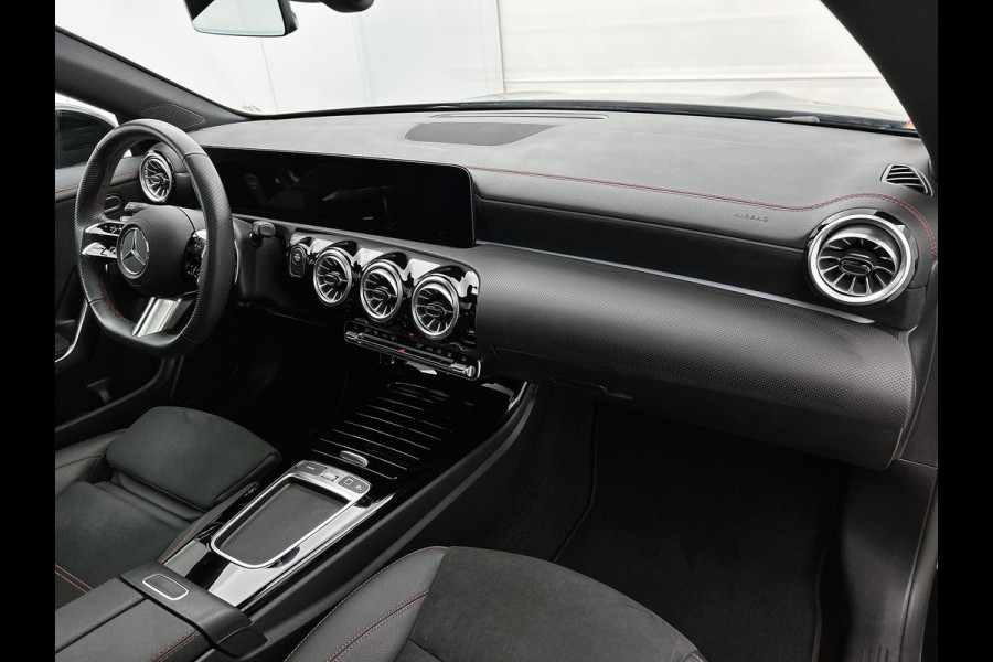Mercedes-Benz CLA-Klasse 250 e Business Solution AMG Trekhaak | AMG Line | Night Pakket | Panorama Schuif-Kanteldak | Parkeerpakket met achteruitrijcamera | Sfeerverlichting. Inclusief 24 maanden MB Certified garantie voor Europa.