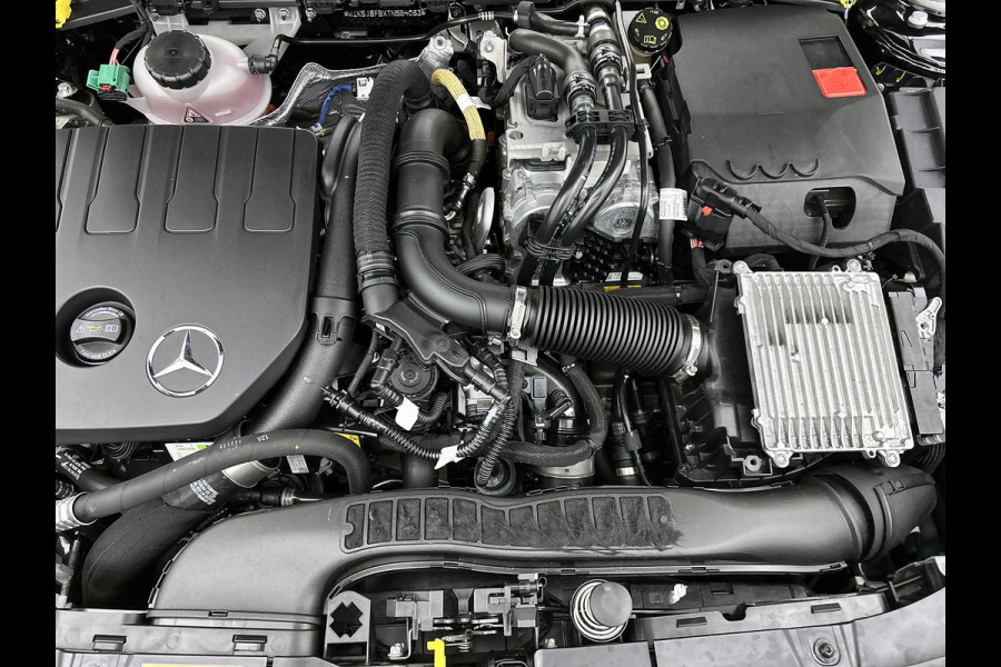 Mercedes-Benz CLA-Klasse 250 e Business Solution AMG Trekhaak | AMG Line | Night Pakket | Panorama Schuif-Kanteldak | Parkeerpakket met achteruitrijcamera | Sfeerverlichting. Inclusief 24 maanden MB Certified garantie voor Europa.