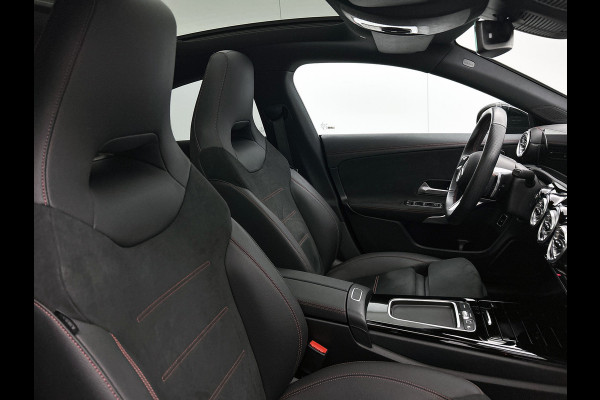 Mercedes-Benz CLA-Klasse 250 e Business Solution AMG Trekhaak | AMG Line | Night Pakket | Panorama Schuif-Kanteldak | Parkeerpakket met achteruitrijcamera | Sfeerverlichting. Inclusief 24 maanden MB Certified garantie voor Europa.