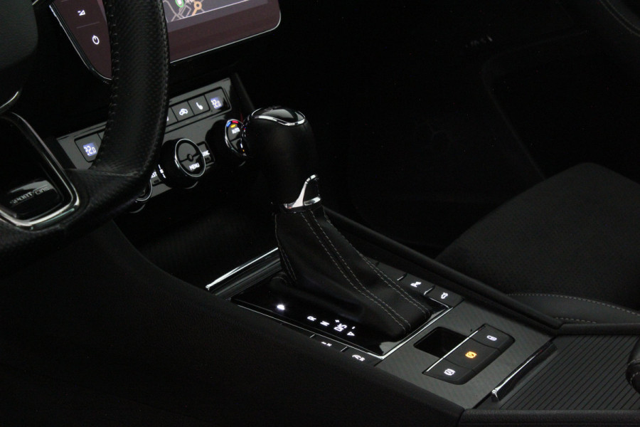 Škoda Superb Combi 2.0 TDI SportLine > 200pk/Pano.schuif/19 Inch/Stoelverwarming/All-season...