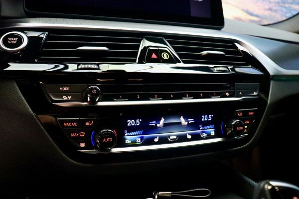 BMW 5 Serie Touring 530e High Ex M Sport|HuD|PANO|BerninaGrey
