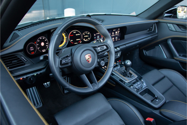 Porsche 911 Cabrio 3.0 Carrera GTS 480PK | Handgeschakeld | Keramische | NL Auto | Burmester | Lift | ACC | PDCC | 360 Camera | Exclusive Ma Approved-garantie tot 2028 | Sportuitlaat | PDLS |  Achterasbesturing | Stoelventilatie + Verwaring | Stuurverwarming | Memory | Sport-Chrono | Lane & Side Assist | N.P €263.197 | Auto Blip | Front Xpel PPF | Interieurverlichting | 18-voudige Sportstoelen | Apple & Android Carplay.