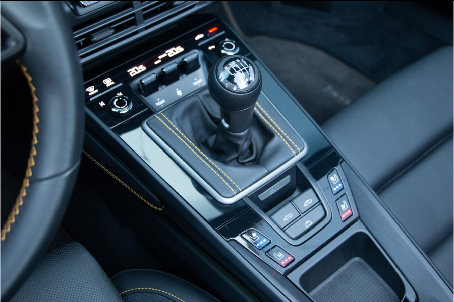 Porsche 911 Cabrio 3.0 Carrera GTS 480PK | Handgeschakeld | Keramische | NL Auto | Burmester | Lift | ACC | PDCC | 360 Camera | Exclusive Ma Approved-garantie tot 2028 | Sportuitlaat | PDLS |  Achterasbesturing | Stoelventilatie + Verwaring | Stuurverwarming | Memory | Sport-Chrono | Lane & Side Assist | N.P €263.197 | Auto Blip | Front Xpel PPF | Interieurverlichting | 18-voudige Sportstoelen | Apple & Android Carplay.