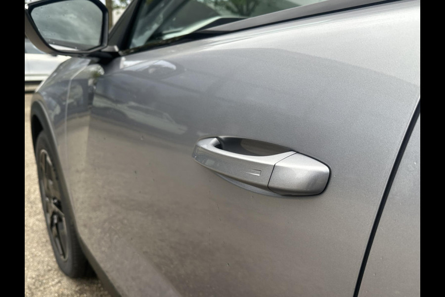 Peugeot e-408 Allure 58 kWh SOH 99% | NIEUWE AUTO | ACHTERUITRIJCAMERA | KEYLESS | STOEL + STUURVERWARMING | ADAP. CRUISE | APPLE CARPLAY | RIJKLAAR INCL. 12 MND BOVAG GARANTIE |