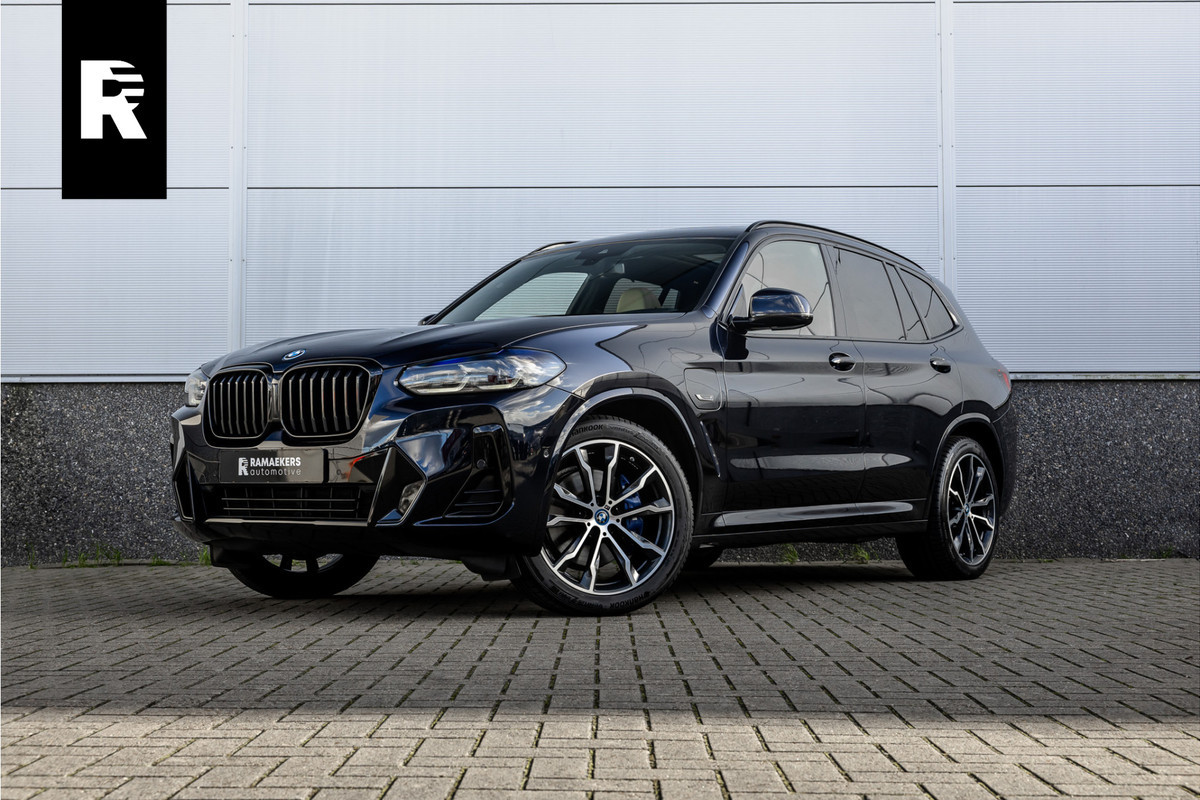 BMW X3 xDrive30e High Executive M-Sport Panorama / Electrische stoel / Trekhaak / Camera /