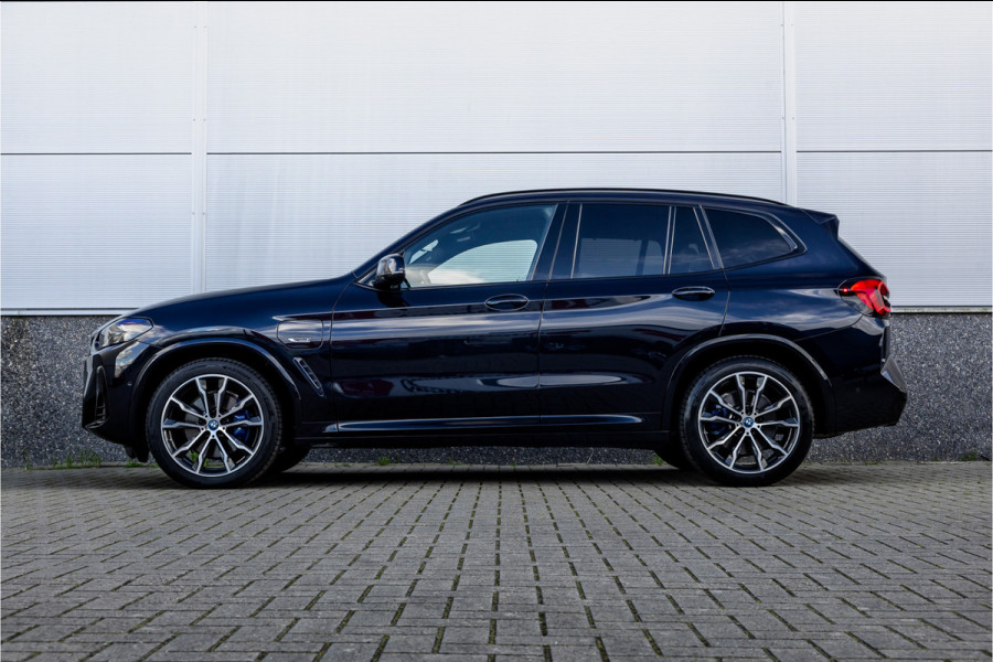 BMW X3 xDrive30e High Executive M-Sport Panorama / Electrische stoel / Trekhaak / Camera /