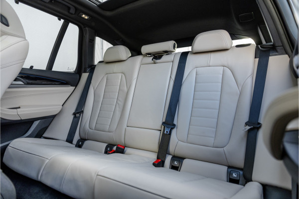 BMW X3 xDrive30e High Executive M-Sport Panorama / Electrische stoel / Trekhaak / Camera /