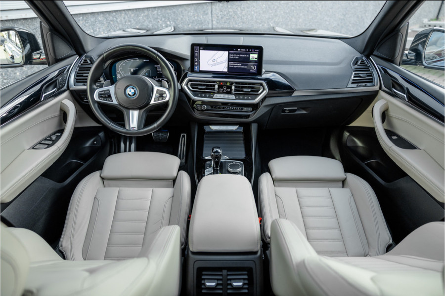 BMW X3 xDrive30e High Executive M-Sport Panorama / Electrische stoel / Trekhaak / Camera /