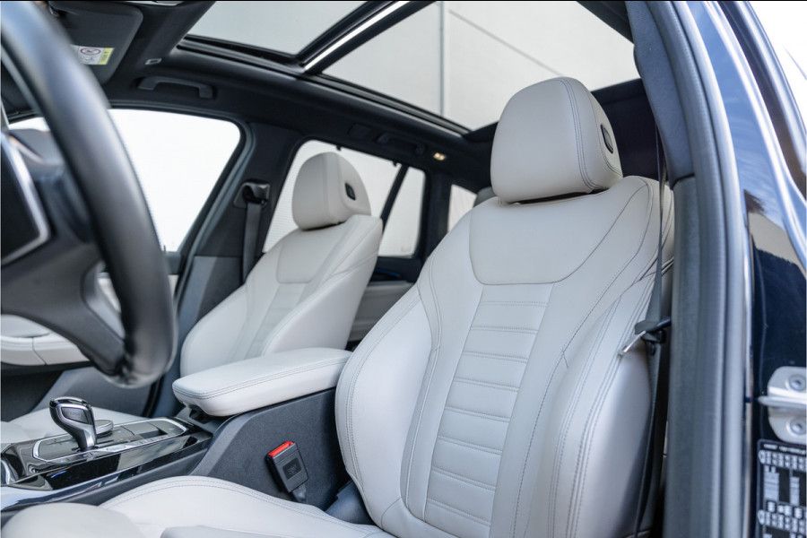 BMW X3 xDrive30e High Executive M-Sport Panorama / Electrische stoel / Trekhaak / Camera /