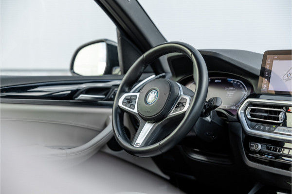 BMW X3 xDrive30e High Executive M-Sport Panorama / Electrische stoel / Trekhaak / Camera /