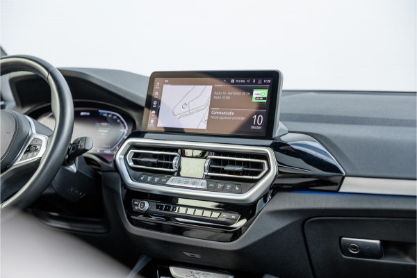 BMW X3 xDrive30e High Executive M-Sport Panorama / Electrische stoel / Trekhaak / Camera /