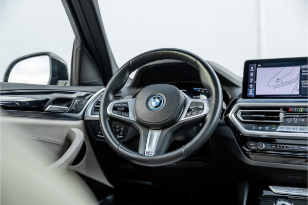 BMW X3 xDrive30e High Executive M-Sport Panorama / Electrische stoel / Trekhaak / Camera /