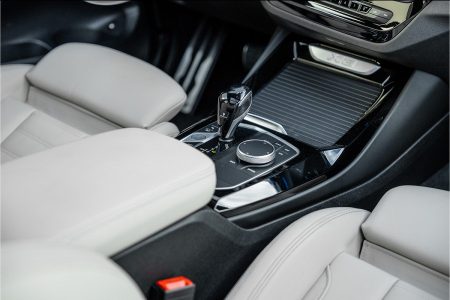 BMW X3 xDrive30e High Executive M-Sport Panorama / Electrische stoel / Trekhaak / Camera /