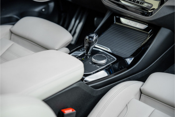 BMW X3 xDrive30e High Executive M-Sport Panorama / Electrische stoel / Trekhaak / Camera /