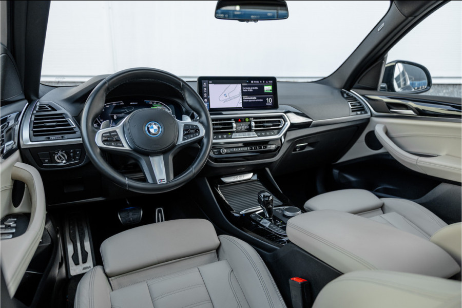 BMW X3 xDrive30e High Executive M-Sport Panorama / Electrische stoel / Trekhaak / Camera /