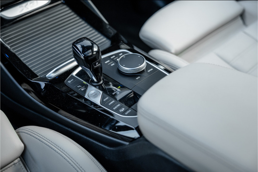 BMW X3 xDrive30e High Executive M-Sport Panorama / Electrische stoel / Trekhaak / Camera /