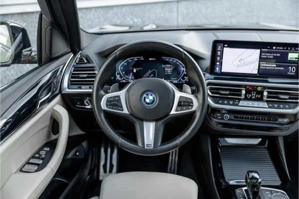 BMW X3 xDrive30e High Executive M-Sport Panorama / Electrische stoel / Trekhaak / Camera /