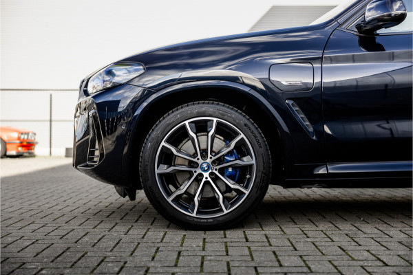 BMW X3 xDrive30e High Executive M-Sport Panorama / Electrische stoel / Trekhaak / Camera /