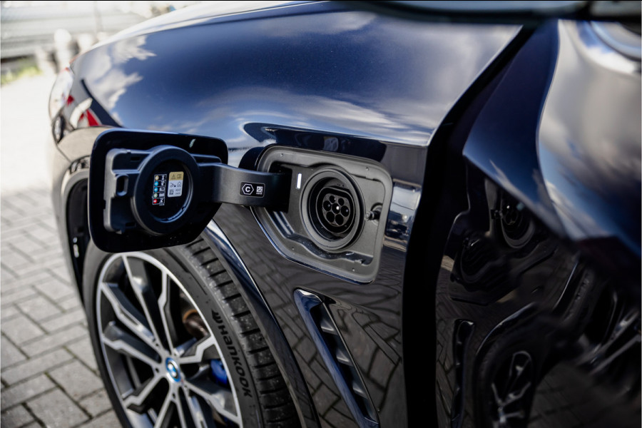 BMW X3 xDrive30e High Executive M-Sport Panorama / Electrische stoel / Trekhaak / Camera /