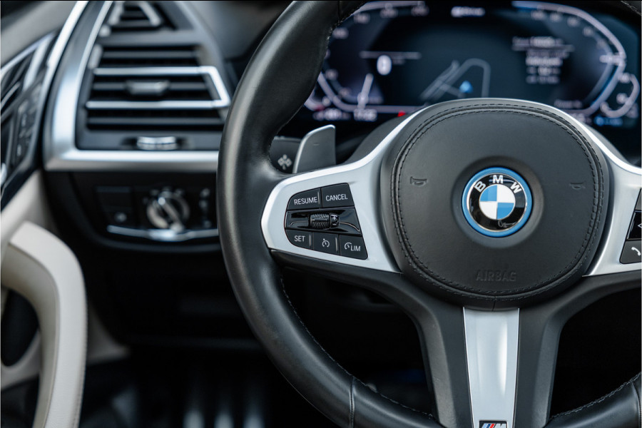 BMW X3 xDrive30e High Executive M-Sport Panorama / Electrische stoel / Trekhaak / Camera /
