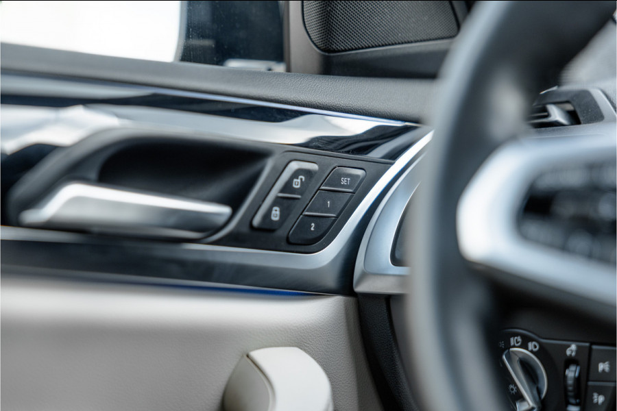BMW X3 xDrive30e High Executive M-Sport Panorama / Electrische stoel / Trekhaak / Camera /