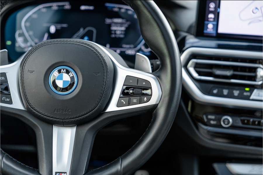 BMW X3 xDrive30e High Executive M-Sport Panorama / Electrische stoel / Trekhaak / Camera /