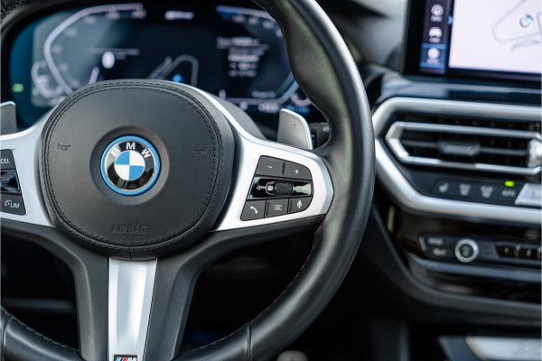 BMW X3 xDrive30e High Executive M-Sport Panorama / Electrische stoel / Trekhaak / Camera /