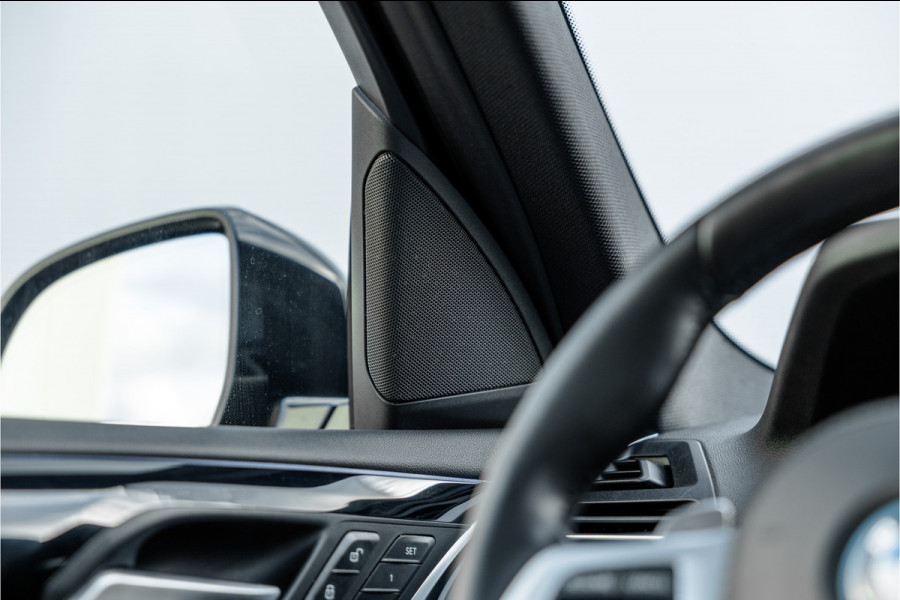 BMW X3 xDrive30e High Executive M-Sport Panorama / Electrische stoel / Trekhaak / Camera /