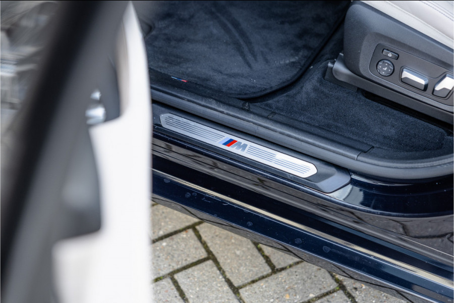 BMW X3 xDrive30e High Executive M-Sport Panorama / Electrische stoel / Trekhaak / Camera /