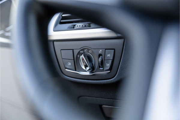 BMW X3 xDrive30e High Executive M-Sport Panorama / Electrische stoel / Trekhaak / Camera /