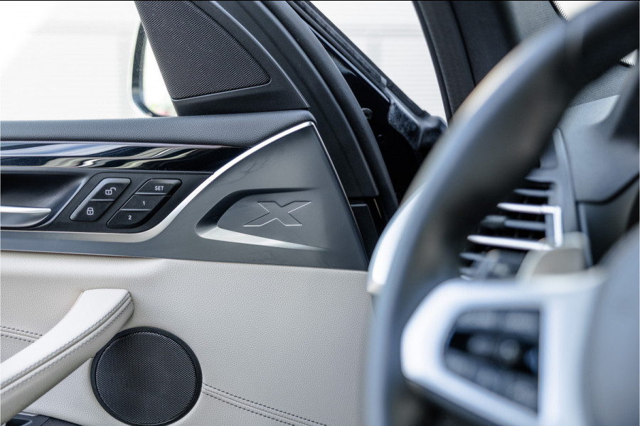 BMW X3 xDrive30e High Executive M-Sport Panorama / Electrische stoel / Trekhaak / Camera /