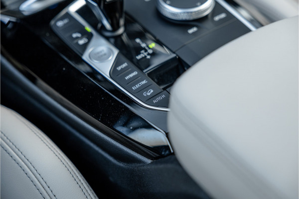BMW X3 xDrive30e High Executive M-Sport Panorama / Electrische stoel / Trekhaak / Camera /