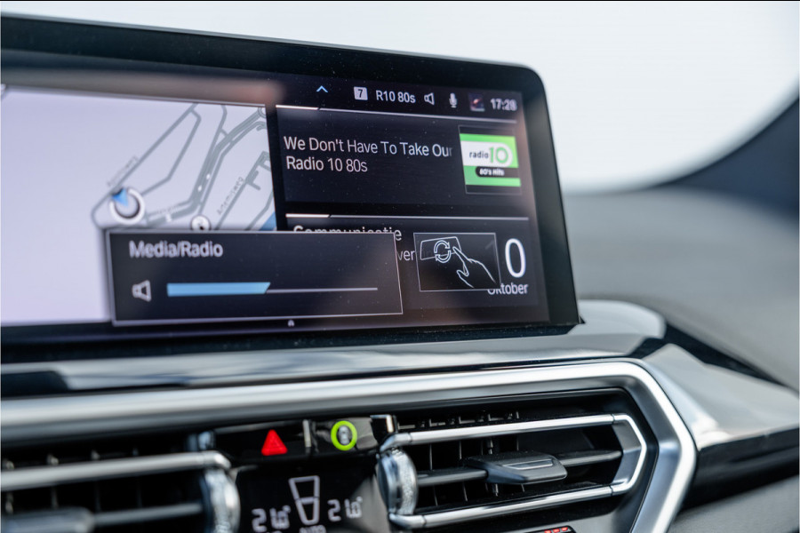 BMW X3 xDrive30e High Executive M-Sport Panorama / Electrische stoel / Trekhaak / Camera /