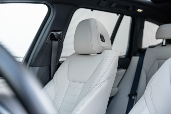 BMW X3 xDrive30e High Executive M-Sport Panorama / Electrische stoel / Trekhaak / Camera /