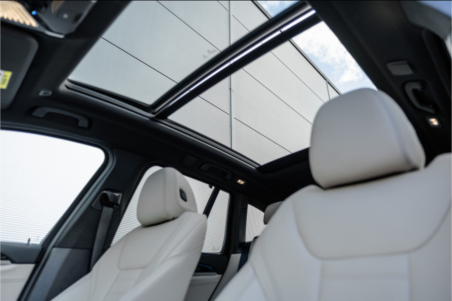 BMW X3 xDrive30e High Executive M-Sport Panorama / Electrische stoel / Trekhaak / Camera /